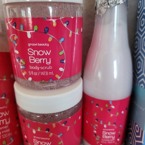 Unbrush Mini And Snow Berry Bath & Body Set - Picture 3 of 8